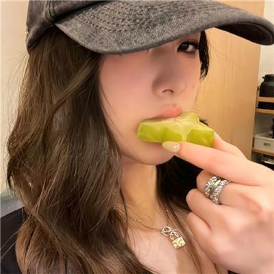 葡萄架下的女神